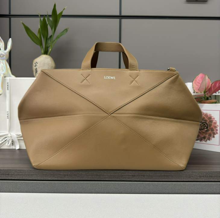 Picture of Loewe Handbags _SKUfw239897806fw